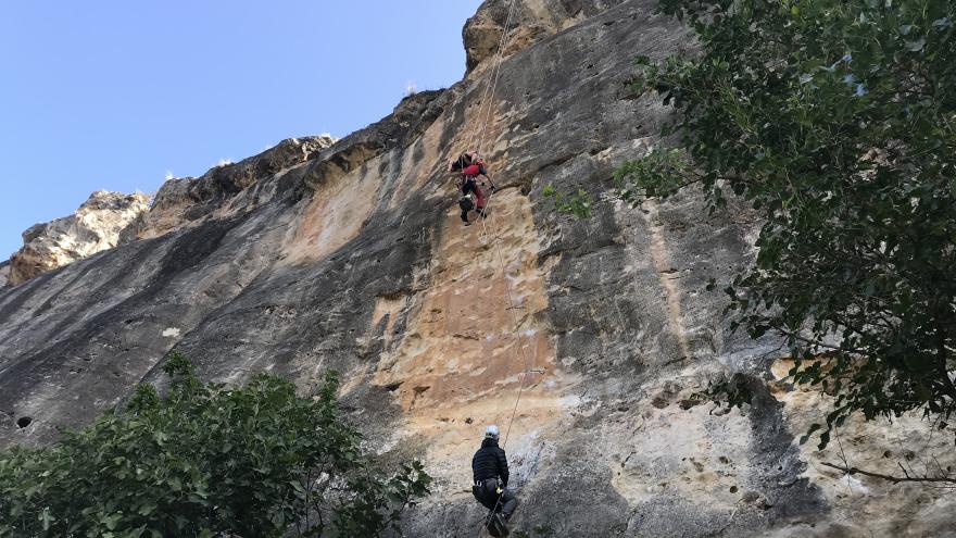bomberos del GERA descienden una montaña rapelando