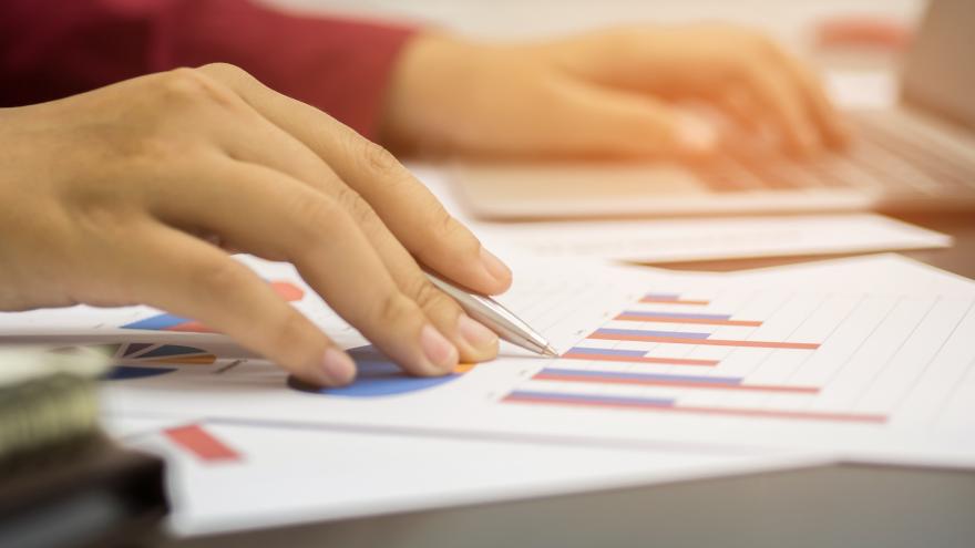 Una mujer de negocios analizando gráficos de inversión 