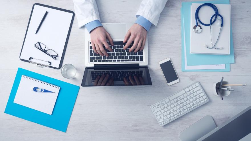 Informe asistencia sanitaria espectáculos públicos (festejos taurinos) Médico tecleando en un ordenador