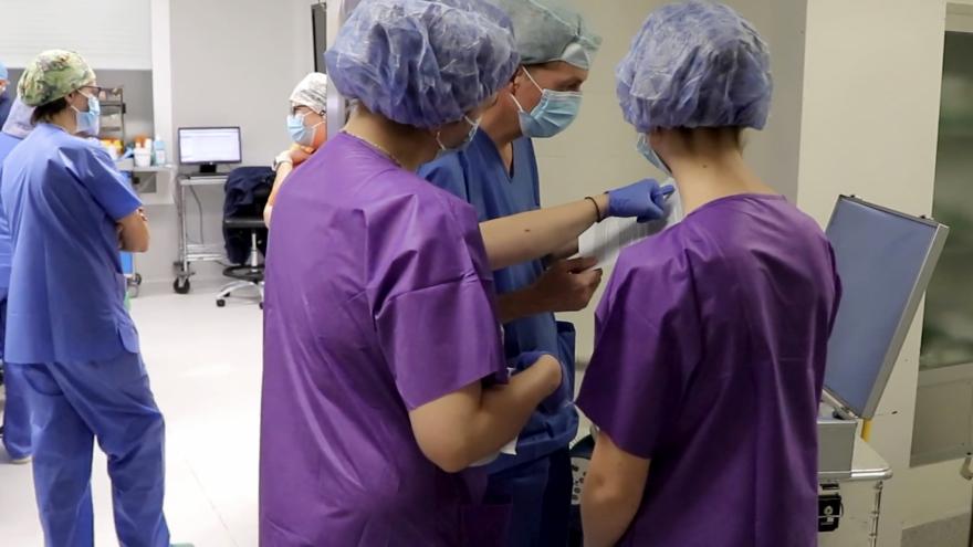 Trasplante La sanidad pública moviliza a más de 100 profesionales para la extracción de órganos de un donante en el Hospital público de La Princesa