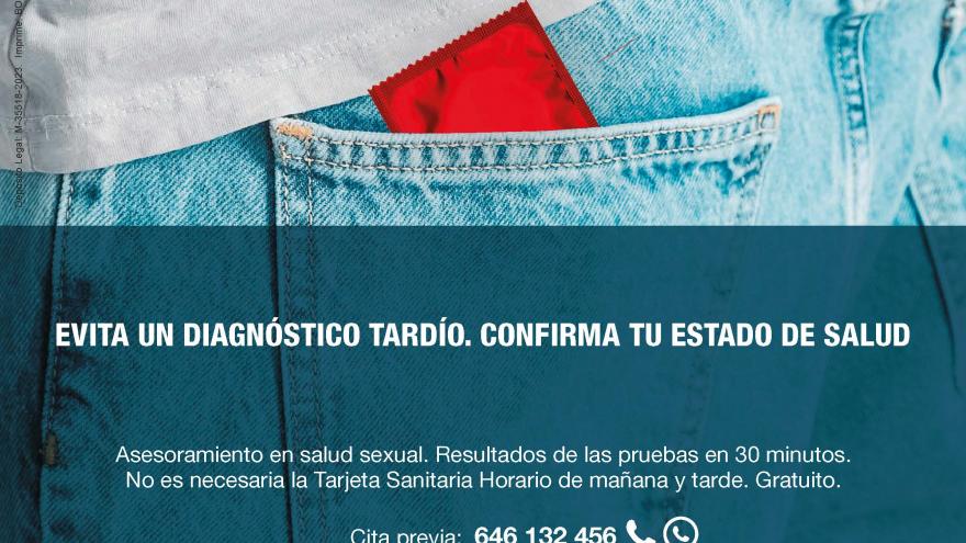 cartel con cuerpo de joven en vaqueros y camiseta con un preservativo rojo en el bolsillo