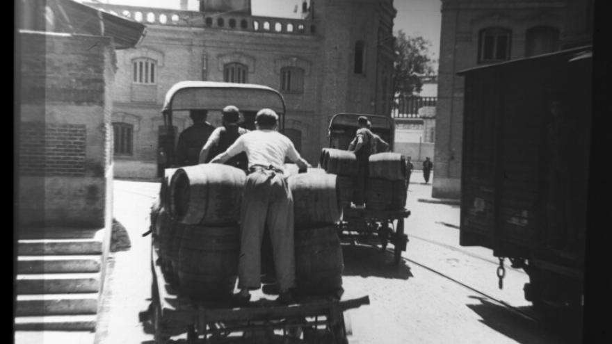 Fotografía antigua transporte de material