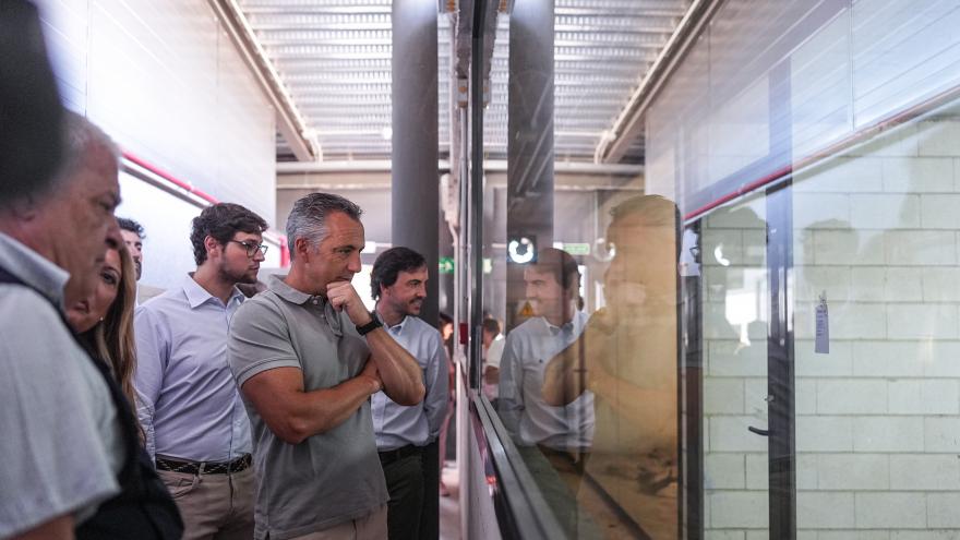 El consejero de Medio Ambiente, Carlos Novillo, visita en Tres Cantos este hospital público dedicado a fauna