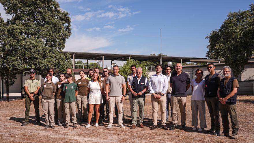 El consejero de Medio Ambiente, Carlos Novillo, visita en Tres Cantos este hospital público dedicado a fauna