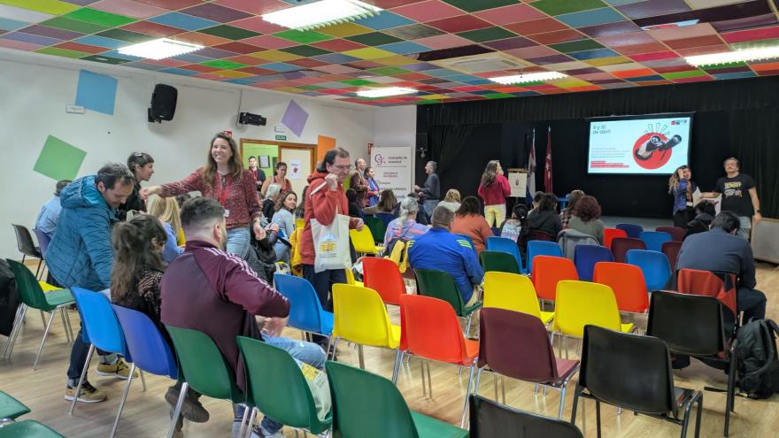 sala con sillas de muchos colores