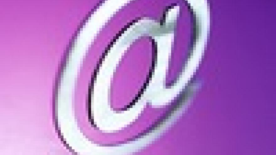 correo electronico: arroba inclinada sobre fondo rosa