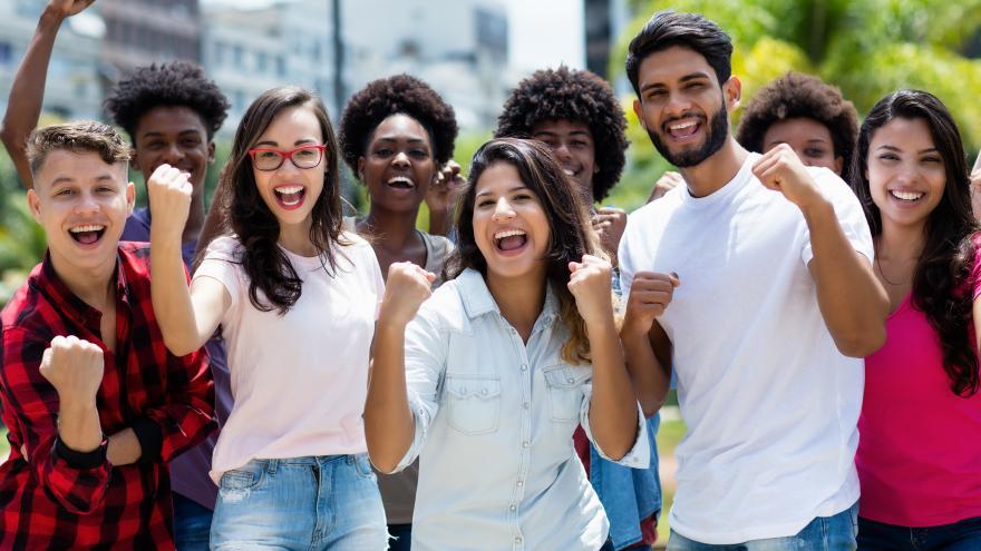 Jóvenes camisetas blancas alegres