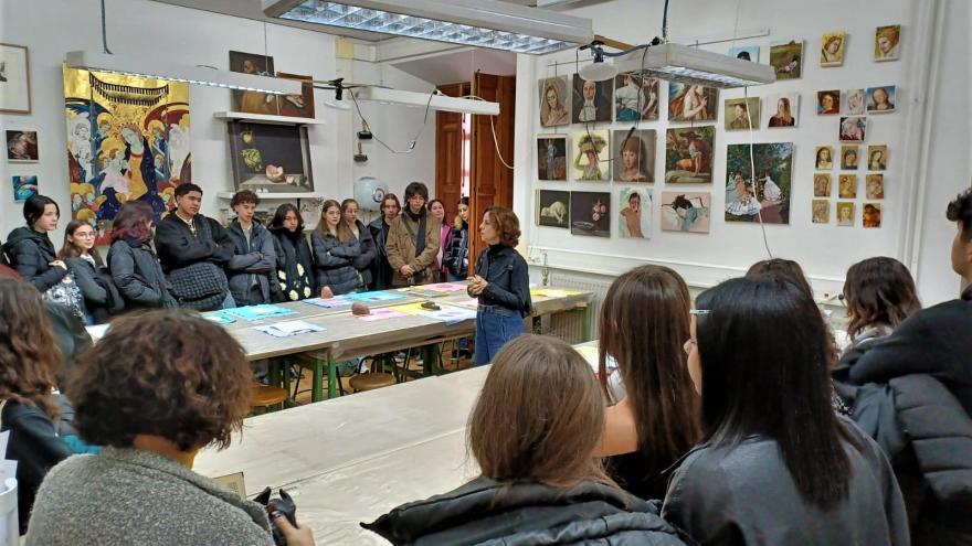 Alumnos con profesora en una sala de restauración de arte