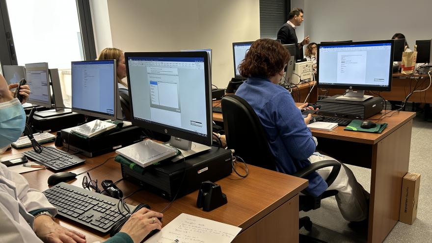 Profesionales del HUS asistiendo a una clase de explicación de IA