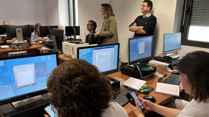 Profesionales del HUS atendiendo a las explicaciones sobre la solución de IAn de IA