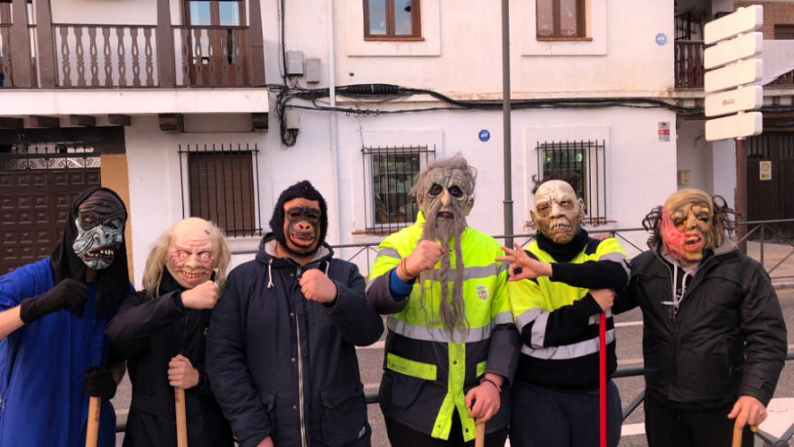 Hombres disfrazados con caretas