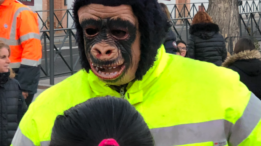 Hombre con careta de mono