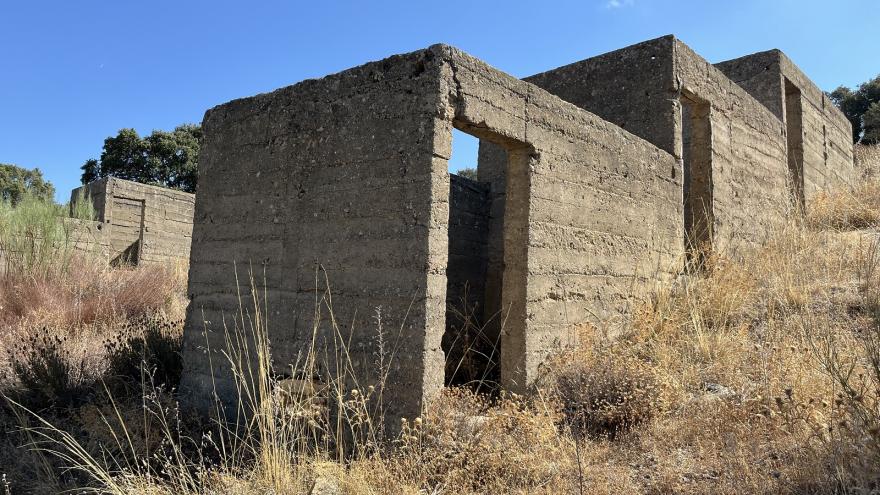 Campamento militar La Peña imagen de estructuras de piedra defensivas