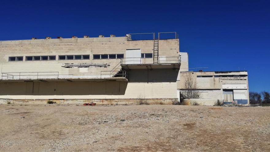 imagen de edificio de hormigón con cristaleras y escaleras externas