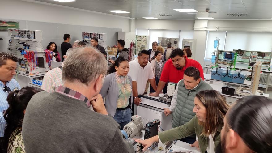 Mostrando instalaciones del Centro a los formadores mejicanos