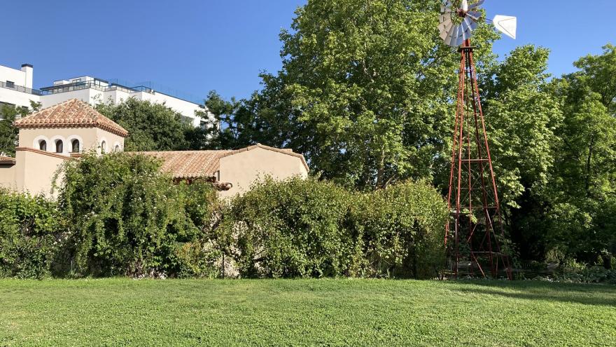 Quinta de los Molinos imagen de un jardín con molino y edificio