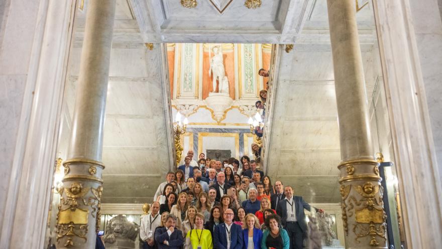 Participantes sobre la escalinata en espejo de los participantes en la VI Jornada de BBPP del SNE en la escalera del Palacio de los Duques de Santoña