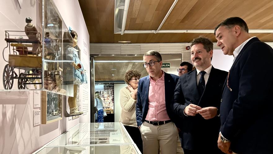 La Comunidad propone revivir la niñez y los juegos del siglo XX en la exposición ¡Me lo pido! Juguetes en el Madrid de nuestra infancia  El consejero de Paco Serrano