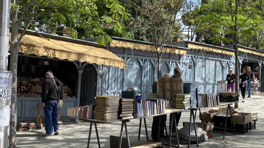 Feria de libros de la Cuesta de Moyano. Imagen actual Maite Escobar Alférez Cuesta con casetas de libros
