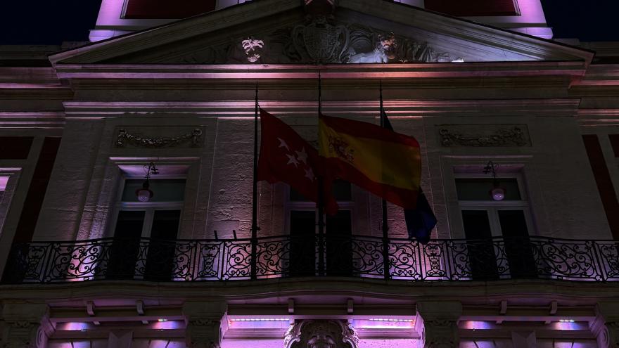 La Comunidad de Madrid ilumina de rosa coral la fachada de la Real Casa de Correos por el primer Día Mundial de la Esofagitis Eosinofílica La Real Casa de Correos