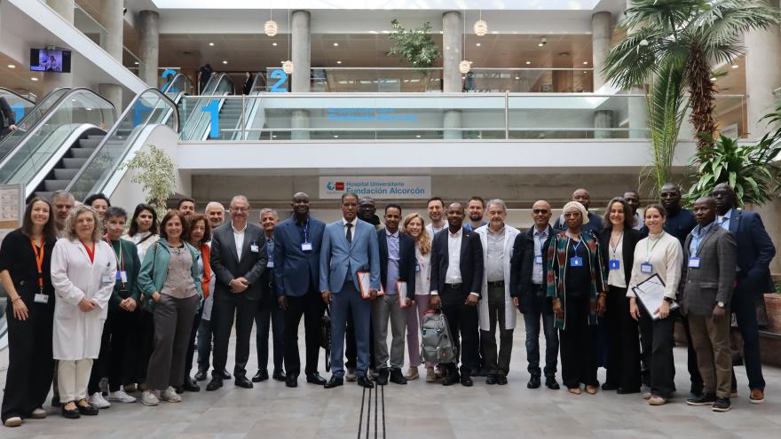 Grupo al finalizar la visita en centro de simulación IDEhA junto a Directivos y profesionales del HUFA