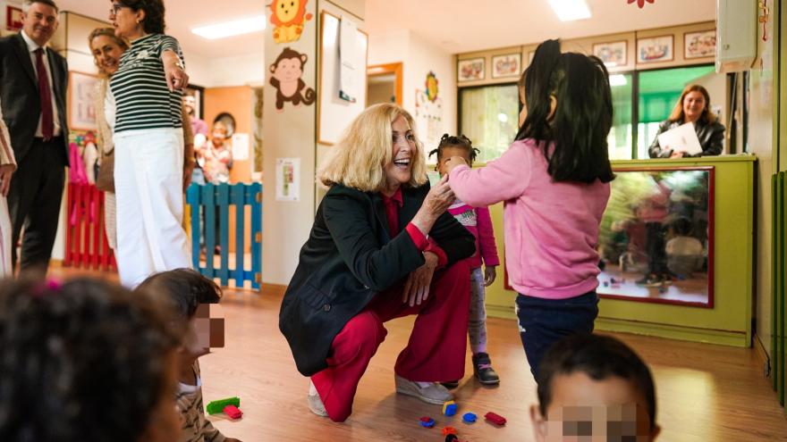 La consejera en la visita al centro para madres