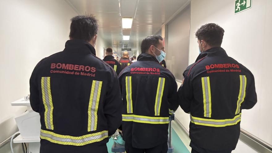 Bomberos en pasillo de hospital