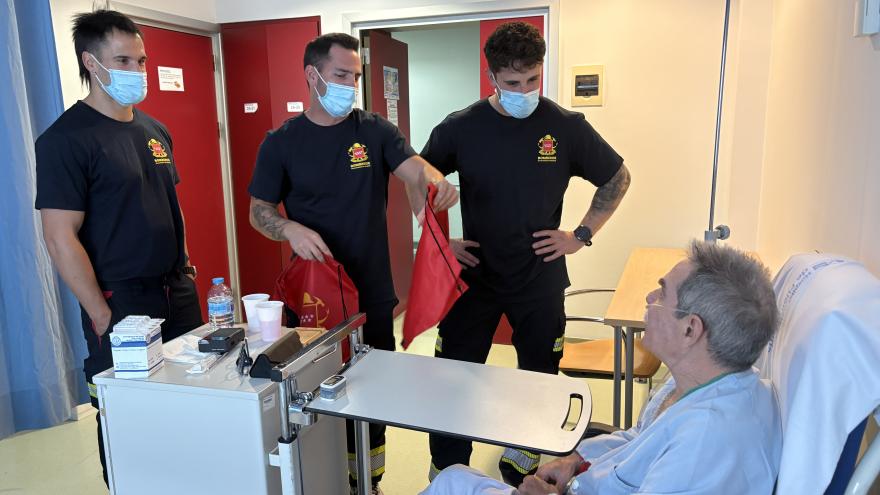Bomberos y un paciente ingresado