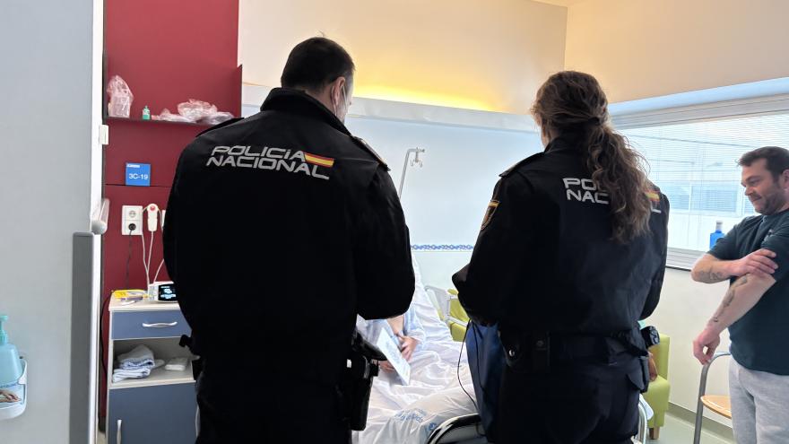 Policía en una habitación de hospital