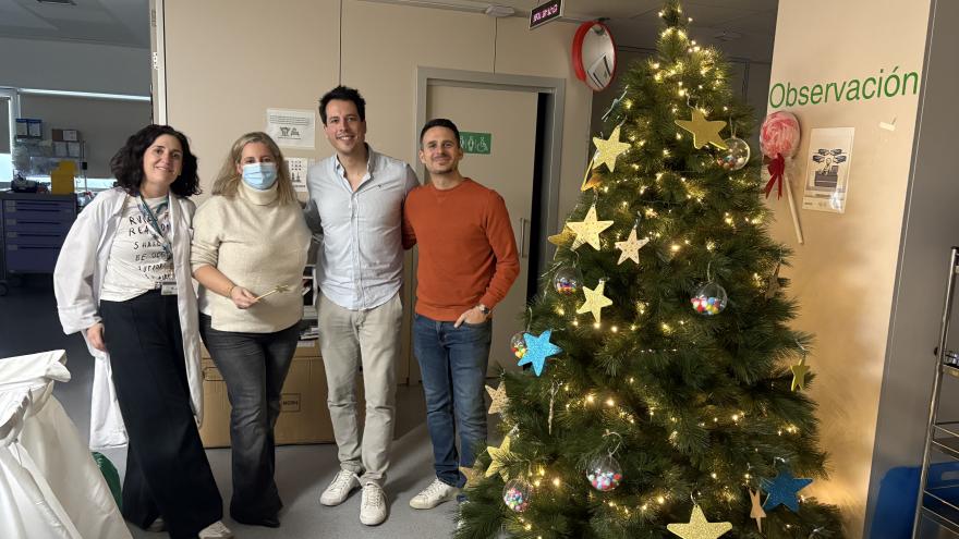 Personas junto a árbol de navidad