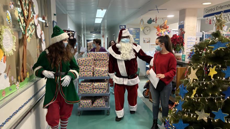 Papá noel junto a personal