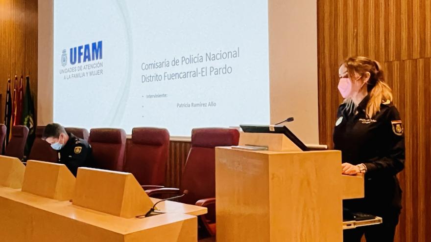 Ponencia de la policía de la Unidad de Atención a la familia y a la mujer