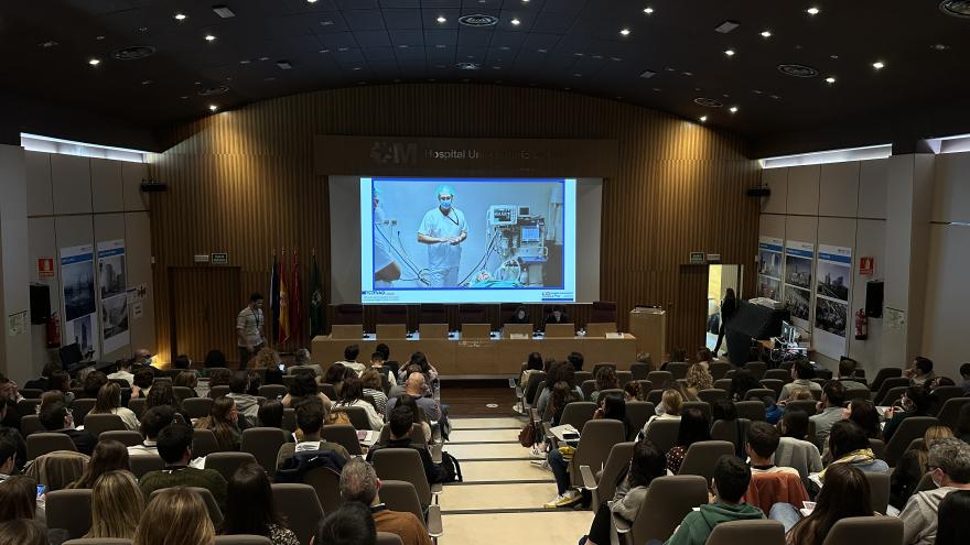 Salón de actos durante el curso en el metaverso en La Paz