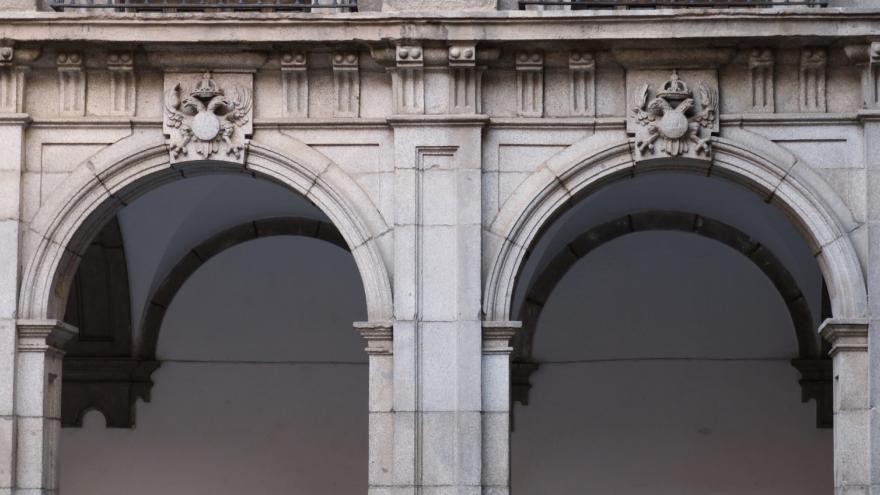 Imagen del patio principal con detalle arquería