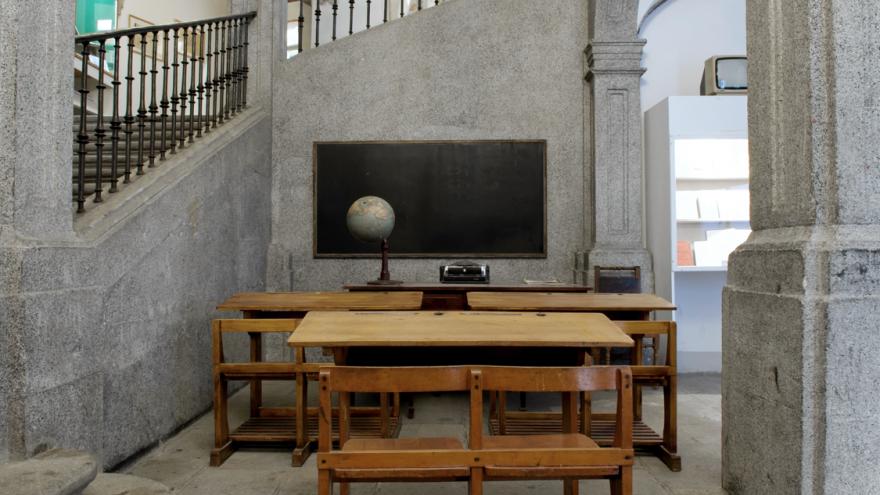 Imagen de exhibición y montaje con recreación de un aula antigua