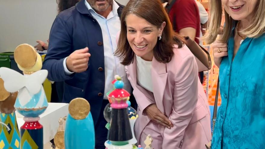 La directora general de Comercio, Consumo y Servicios ha visitado los stands de los expositores en Intergift La directora general de Comercio, Consumo y Servicios ha visitado los stands de los expositores con motivo de la inauguración de Intergift