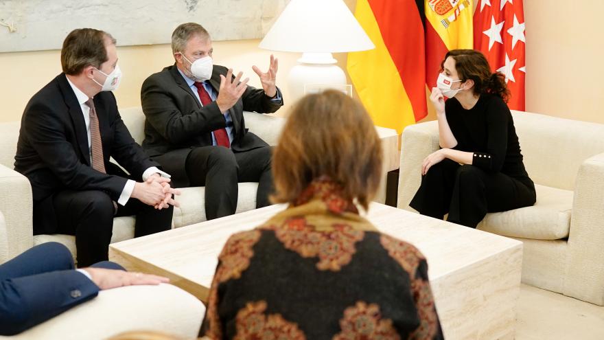 La presidenta sentada con los diplomáticos