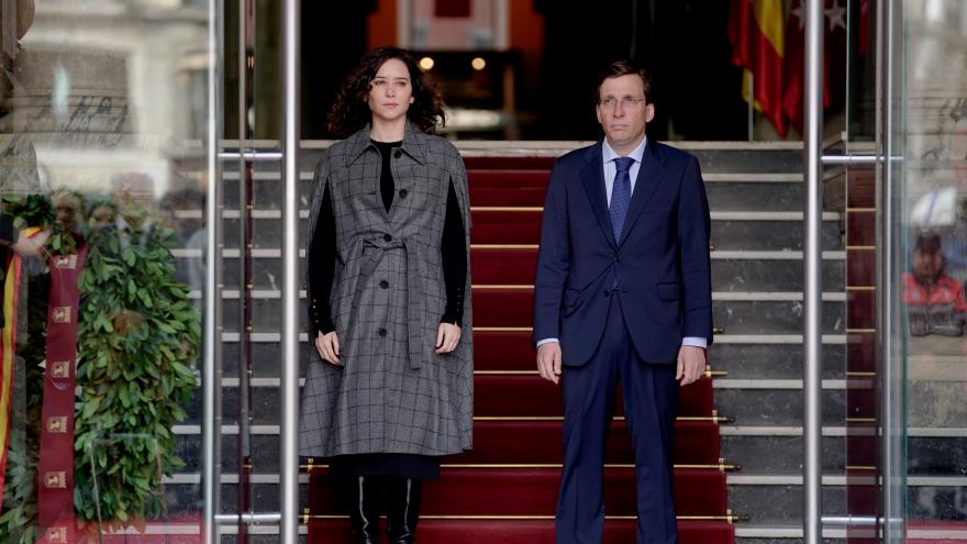 Díaz Ayuso y Martínez-Almeida depositan una corona de laurel en la fachada de la Real Casa de Correos
