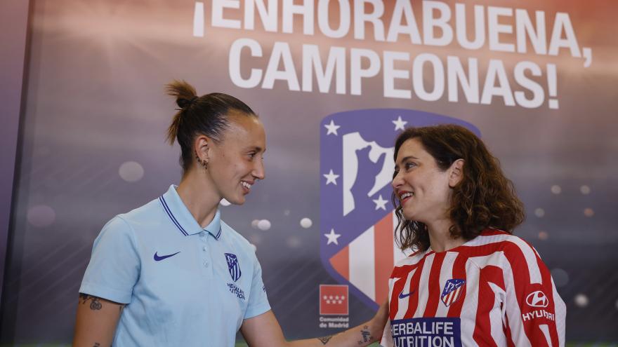 La presidenta saludando a la capitana