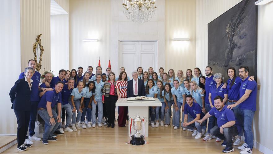 La presidenta con todas las jugadoras