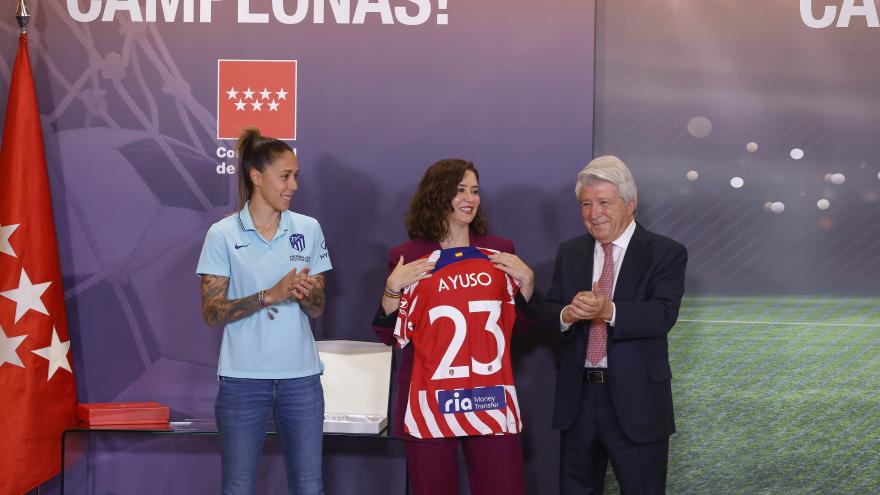 La camiseta del Atlético de Madrid de la presidenta