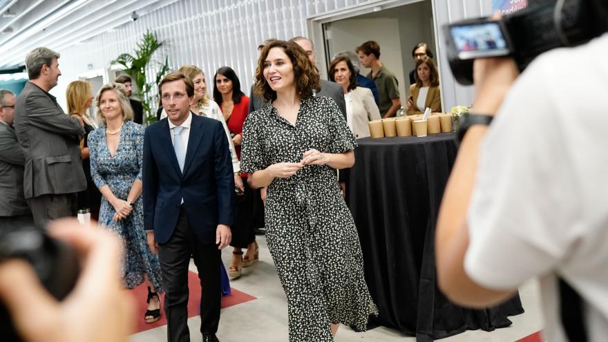 La presidenta junto al alcalde de Madrid entrando a la recepción