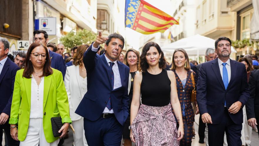 La presidenta ha asistido a las Cortes Valencianas al acto donde el nuevo presidente de esta región ha jurado su cargo