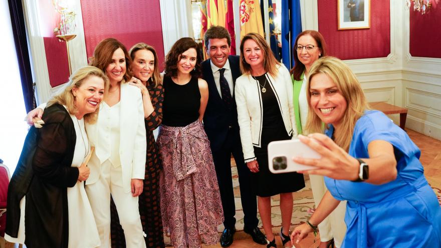 La presidenta ha asistido a las Cortes Valencianas al acto donde el nuevo presidente de esta región ha jurado su cargo