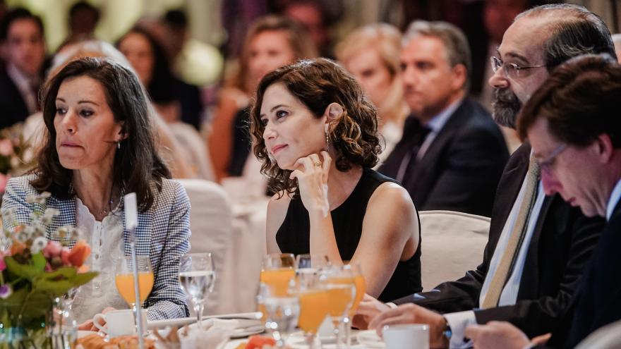 La presidenta escucha sentada la presentación del desayuno
