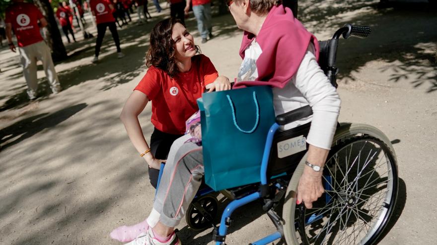 La presidenta con una persona en silla de ruedas