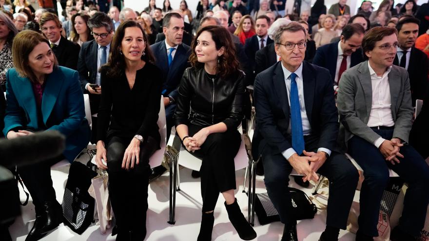 La presidenta Ayuso sentada antes de la presentación