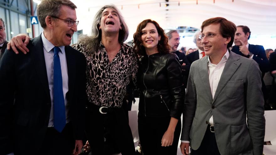 La presidenta Ayuso saludando en FITUR