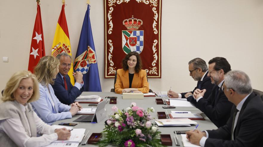 Díaz Ayuso expone las inversiones en Griñón con 6 millones en atención social a mayores y un 15% más para obras públicas La presidenta reunida con los consejeros en Griñón