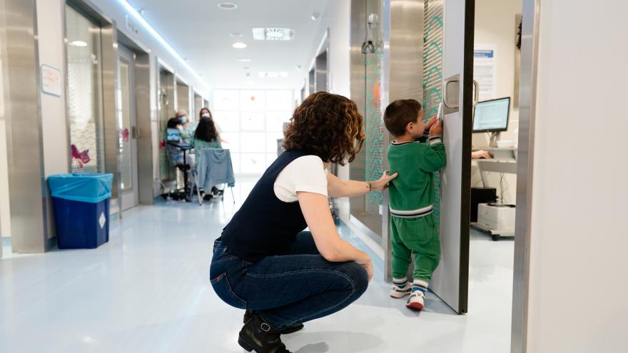 La presidenta conversa con un niño